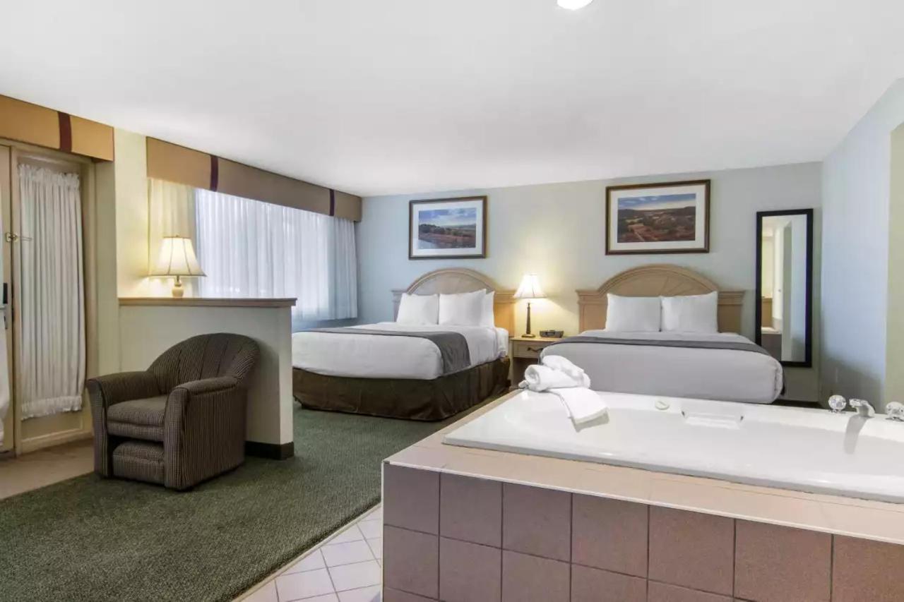 Flamingo Hotel Medicine Hat Dış mekan fotoğraf